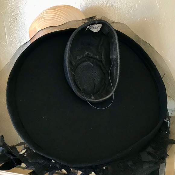 EXTRAVAGANT 1940s LARGE PANCAKE BLACK FELT HAT WITH CRIN, SATIN & FEATHER TRIM main image 4
